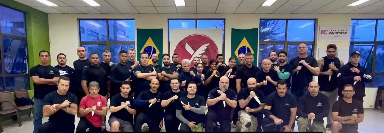 Grupo de praticantes reunido em treinamento de artes marciais filipinas